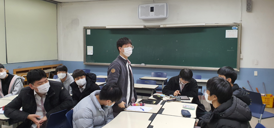 2021학년도 영재학급 물리학part 활동(2차원 충돌_운동량보존 확인 실험후 결과 토의 발표).bmp