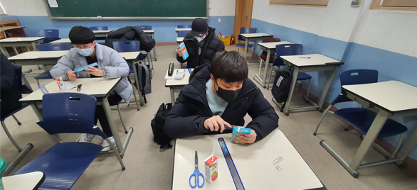 2021학년도 영재학급 물리학part 활동(빼빼로 과자 상자로 간이 분광기 제작 실험 활동(1)).bmp