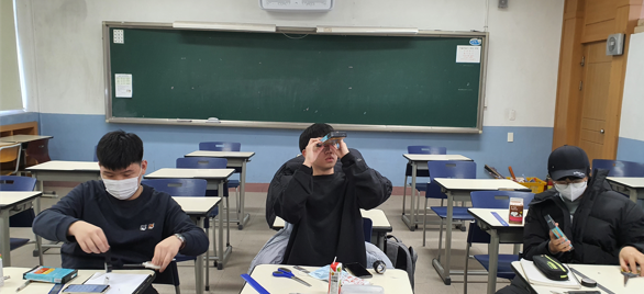 2021학년도 영재학급 물리학part 활동(빼빼로 과자 상자로 간이 분광기 제작 실험 활동(3)).bmp